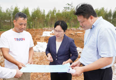 黃英梅調(diào)研重大項(xiàng)目建設(shè)推進(jìn)情況